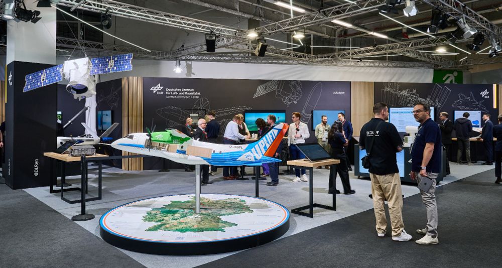 Vom 16. bis 22. Juni 2025 präsentiert das Deutsche Zentrum für Luft- und Raumfahrt (DLR) auf der Paris Air Show in Le Bourget seine aktuellen Forschungsprojekte. Dabei gibt das DLR Einblicke in Entwicklungen aus den Bereichen Luftfahrt, Raumfahrt, Energie, Verkehr sowie Sicherheit und Verteidigung.

Credit: DLR