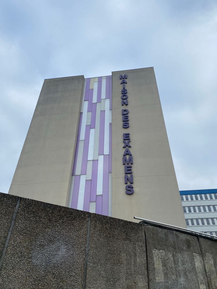 Façade de la maison des examens d’Arcueil, sous un ciel couvert et gris