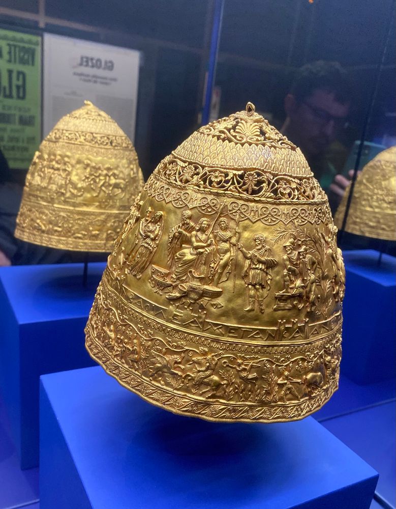 Une tiare en or d’un travail extrêmement fin, présentant des reliefs tirés de L’Iliade, une inscription grecque et un décor ornemental 