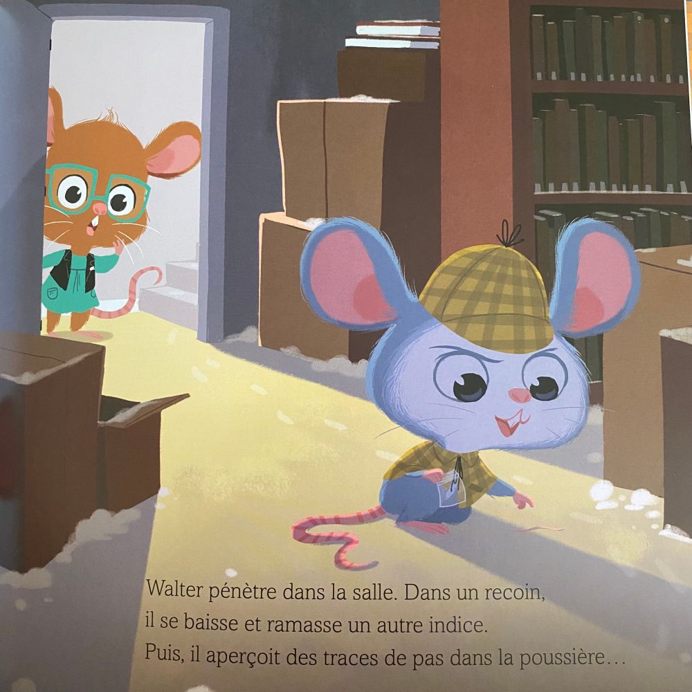 Un souriceau en tenue de détective agenouillé dans un pièce sombre aménagée de rayonnages et encombrée de cartons, il relève des traces dans la poussière au sol