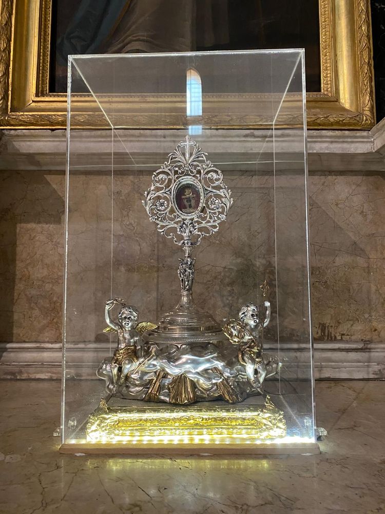 Reliquaire en argent avec une logette présentant des reliques 