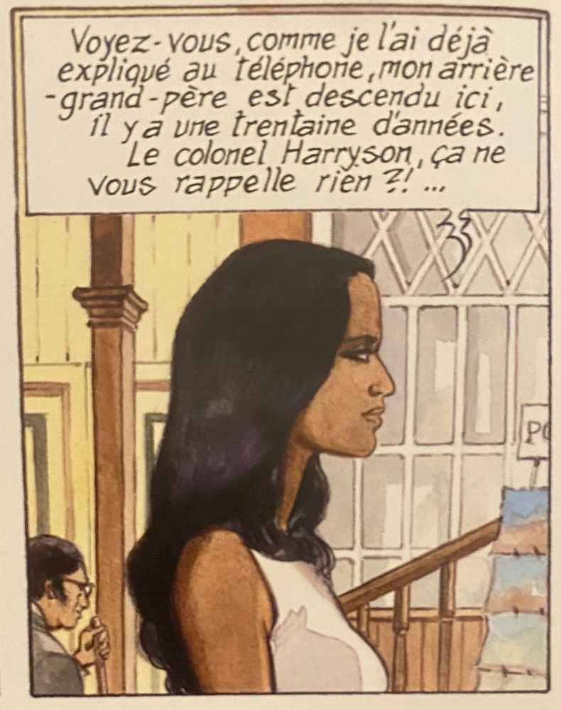 Case de BD : Une jeune femme explique à l’accueil d’un hôtel de Darjeeling « voyez-vous, comme je l’ai déjà expliqué au téléphone, mon arrière grand-père est descendu ici il y a une trentaine d’années. Le colonel Harryson, ça ne vous rappelle rien ?! ».