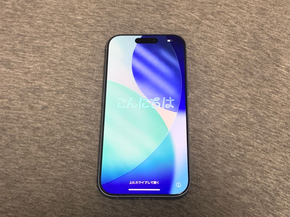 iPhone17の画面。起動した直後で、「こんにちは」と書かれてある。