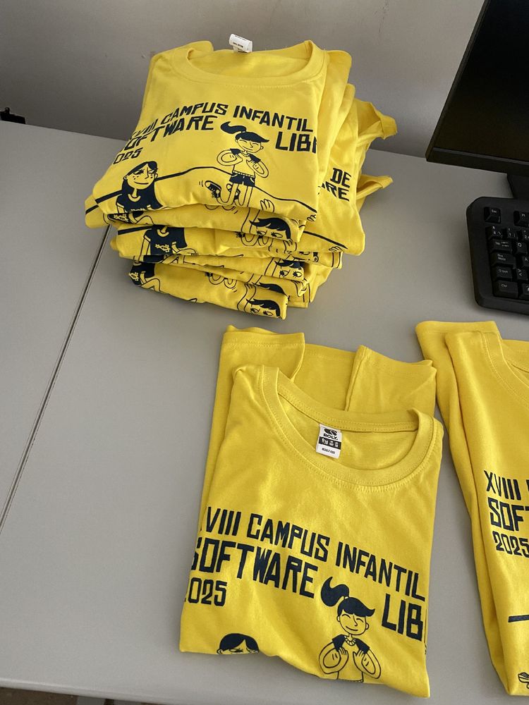 Camisetas amarillas del campus con el cartel y el logo