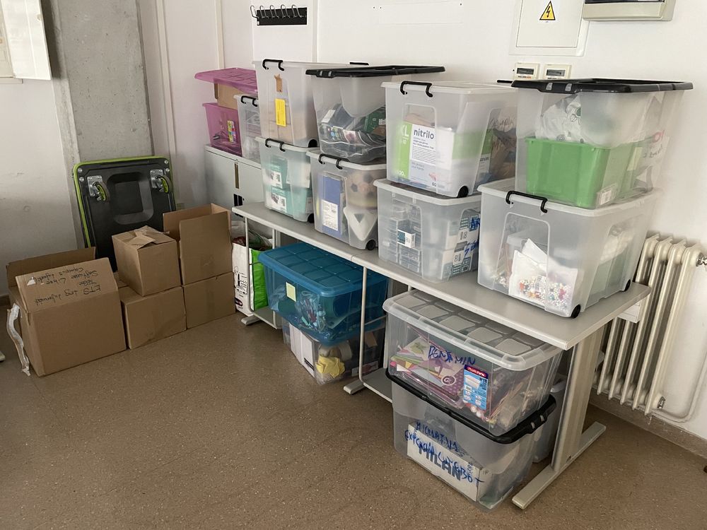 Cajas de plástico y cartón con los materiales