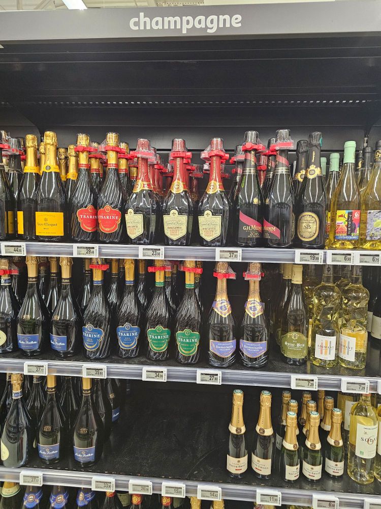 Photo du rayon champagne d’une grande surface. L’auteur a visiblement quelque chose à célébrer aujourd'hui. 