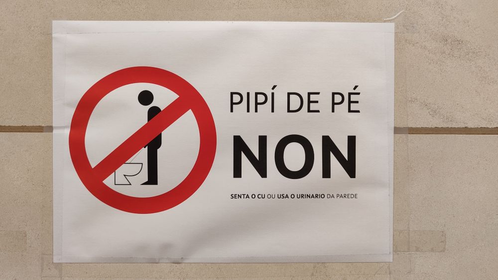 PIPÍ DE PÉ

NON

SENTA O CU OU USA O URINARIO DA PAREDE