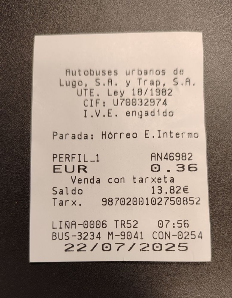 O ticket do bus, onde se vê a data de hoje, o preço do bilhete (0,36 €) e o saldo restante no cartom (13,82 €).