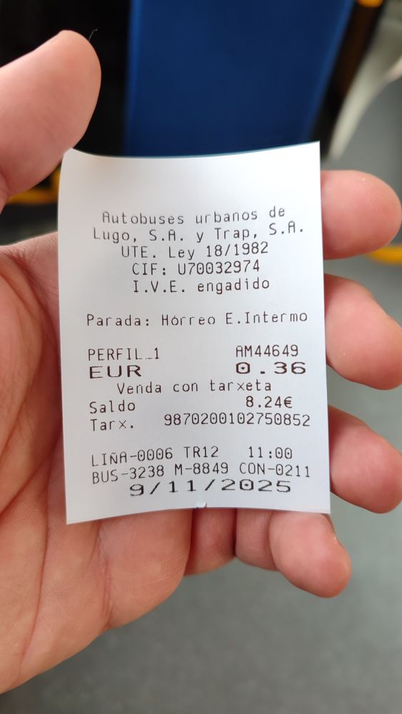 O ticket do bus, onde se vê a data de hoje, o preço do bilhete (0,36 €) e o saldo restante no cartom (8,24 €).