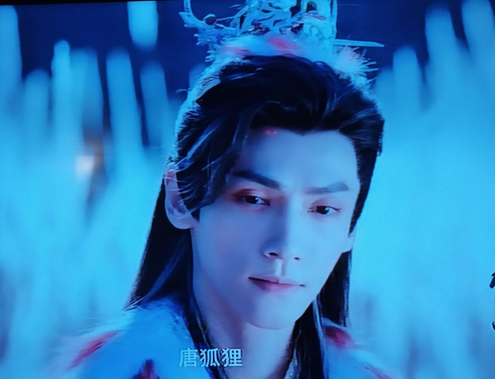 Luo Yunxi looking icy and beautiful in a feather-trimmed costume.