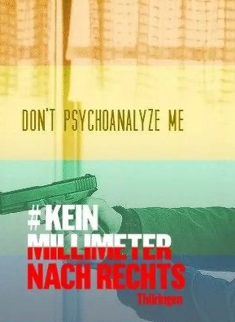 Angebliches Profilbild einer Person.
Könnte ein Buchtitel sein.
Hintergrund:
Zarte Farbabstufungen in von oben:
Ocker, zartgelb, grün und blau.
Schrift:
Don’t Psychoanalyze me
#Kein Millimeter nach Rechts
Dahinter im Hintergrund:
Zwei Hände die eine Schußwaffe halten.(mein Eindruck könnte Polizei sein)