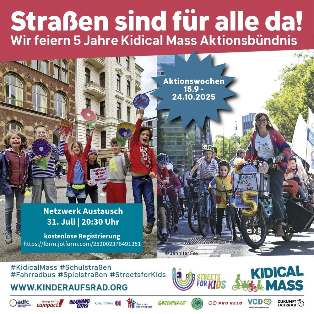 Alt-Text:
Kinder und Familien nehmen an einer bunten Kidical Mass Fahrraddemo teil, halten kreative Schilder und Blumen hoch, um sichere Schulstraßen zu.

Bildbeschreibung:
Das Bild zeigt zwei Szenen einer Kidical Mass Fahrraddemo. Links stehen mehrere Kinder vor einem historischen Schulgebäude. Sie lachen, halten bunte Blumen aus Pappe und Schilder mit Botschaften wie „Sichere & sichere Schulstraßen“ in die Höhe. Rechts fährt eine Gruppe von Kindern und Erwachsenen auf Fahrrädern durch eine Stadtstraße. Einige Räder sind geschmückt, vorne fährt ein Lastenrad mit einem großen „5“-Ballon, das auf das fünfjährige Jubiläum des Kidical Mass Aktionsbündnisses hinweist. Im Hintergrund sind Bäume und Stadtgebäude zu sehen, die Atmosphäre ist fröhlich und lebendig.