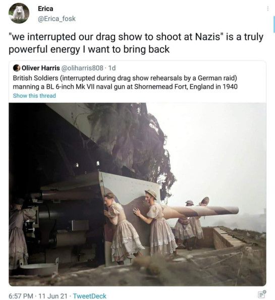 Une photo de cinq ou six soldats Britanniques maniant un canon naval à Shornemead Fort en 1940. Ils portent tous de jolies robes beiges car les Nazis ont interrompu la répétition de leur drag show.