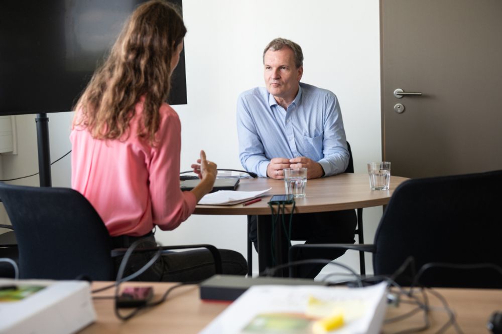 Mann und Frau im Gespräch