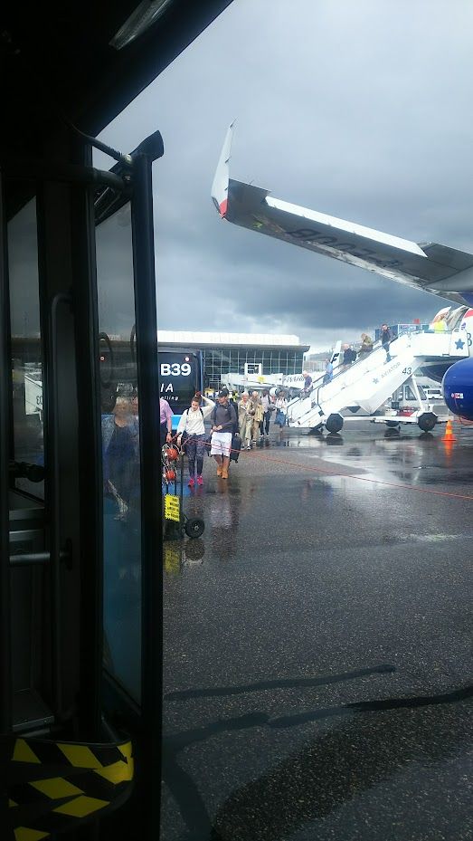 空港で。夏だけど寒かった。