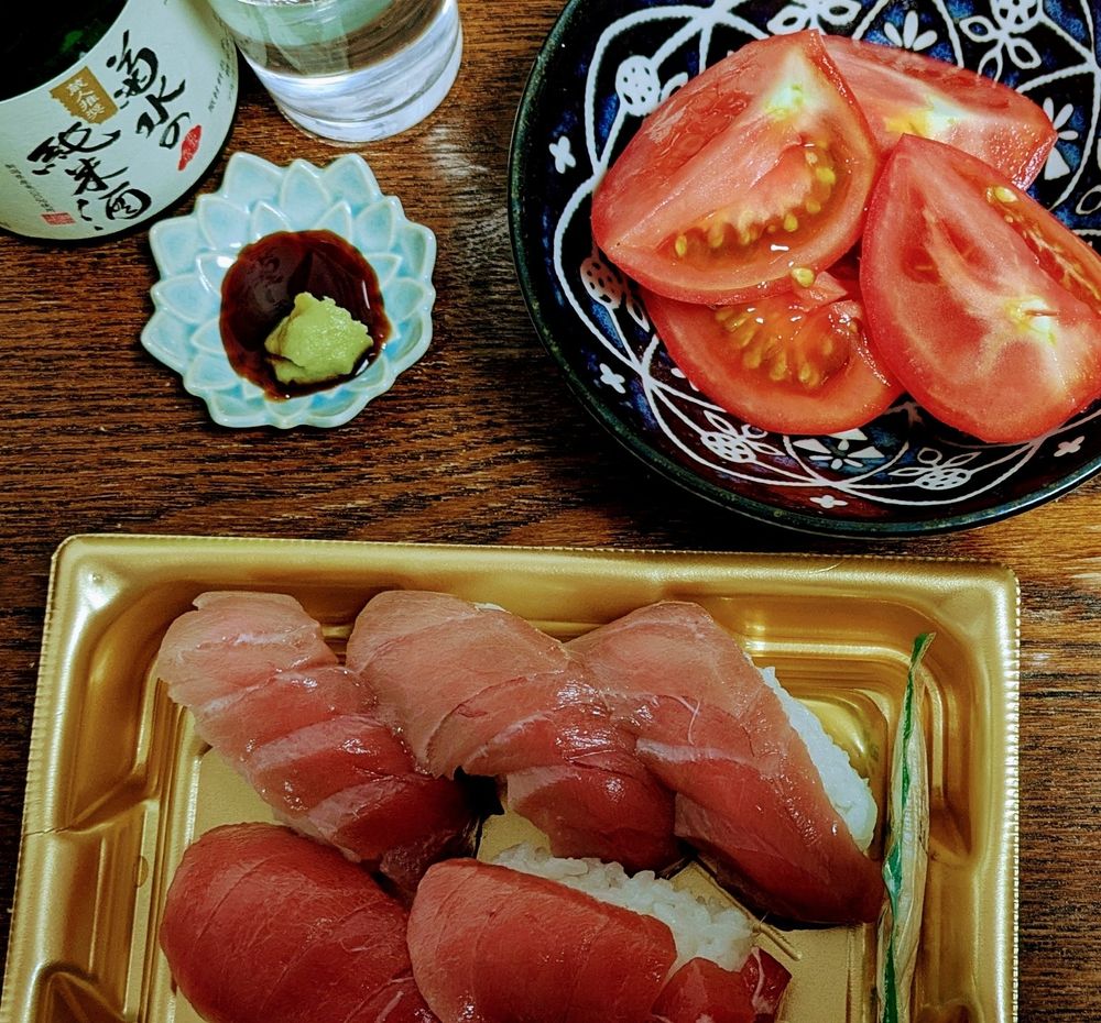 パック寿司（マグロ）5貫、トマト、日本酒（菊水の純米酒）