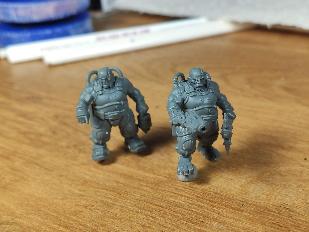 Same models viewed from the front, this dwarf is holding is pistol sideway like some kind of gangsta lol.