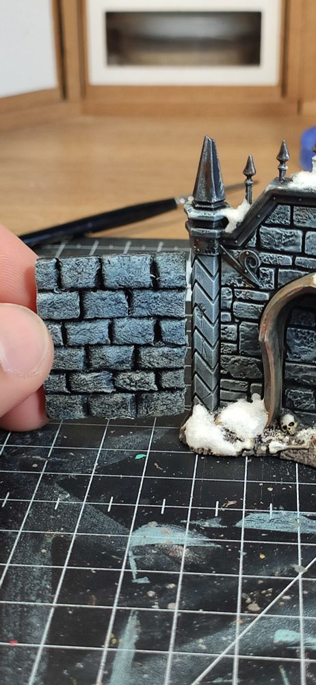 Side by side comparison between my test wall and a GW terrain part. Not the same level of detail but with a bit more work it could look ok. 