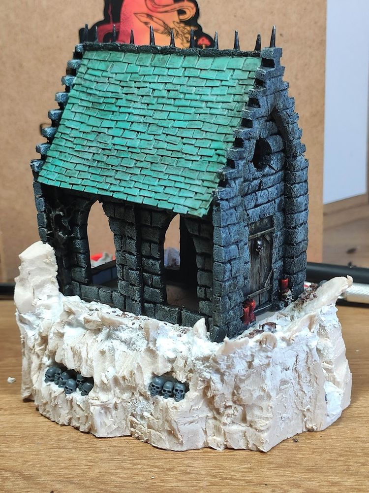 The base of my first custom cursed sepulchre, now with added skulls, with the sepulchre on top, seen from the other side. 