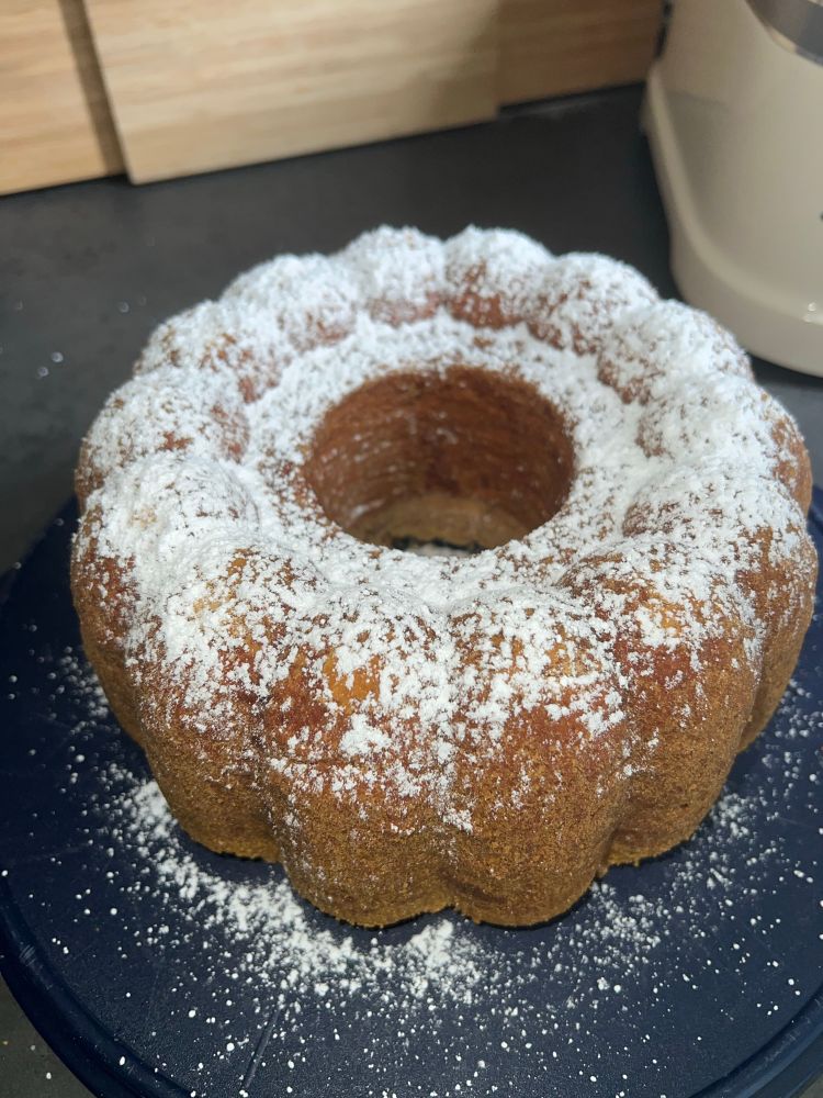 Frisch gebackener, angezuckerter Nusskuchen in Form eines Gugelhupf 
