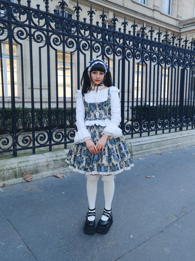 Lolita snap in Paris. The coordinate features a blue and ivory gobelin set by Metamorphose, a white bodyline blouse, baby socks, a choker by Wirehead and a headdress by Majoly.