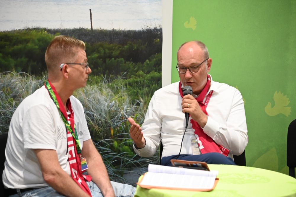 ein Mann spricht mit einem anderen Mann