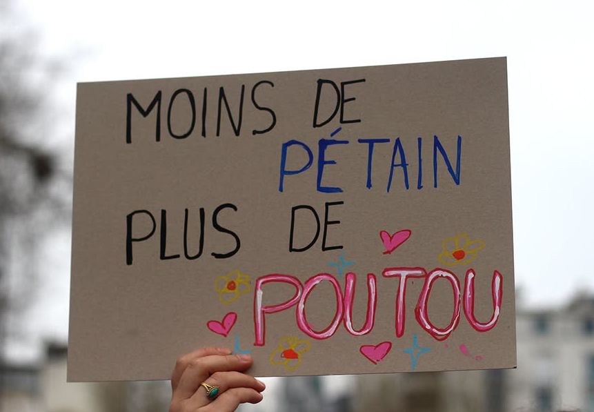 Pancarte 
Poutou avec des coeurs 