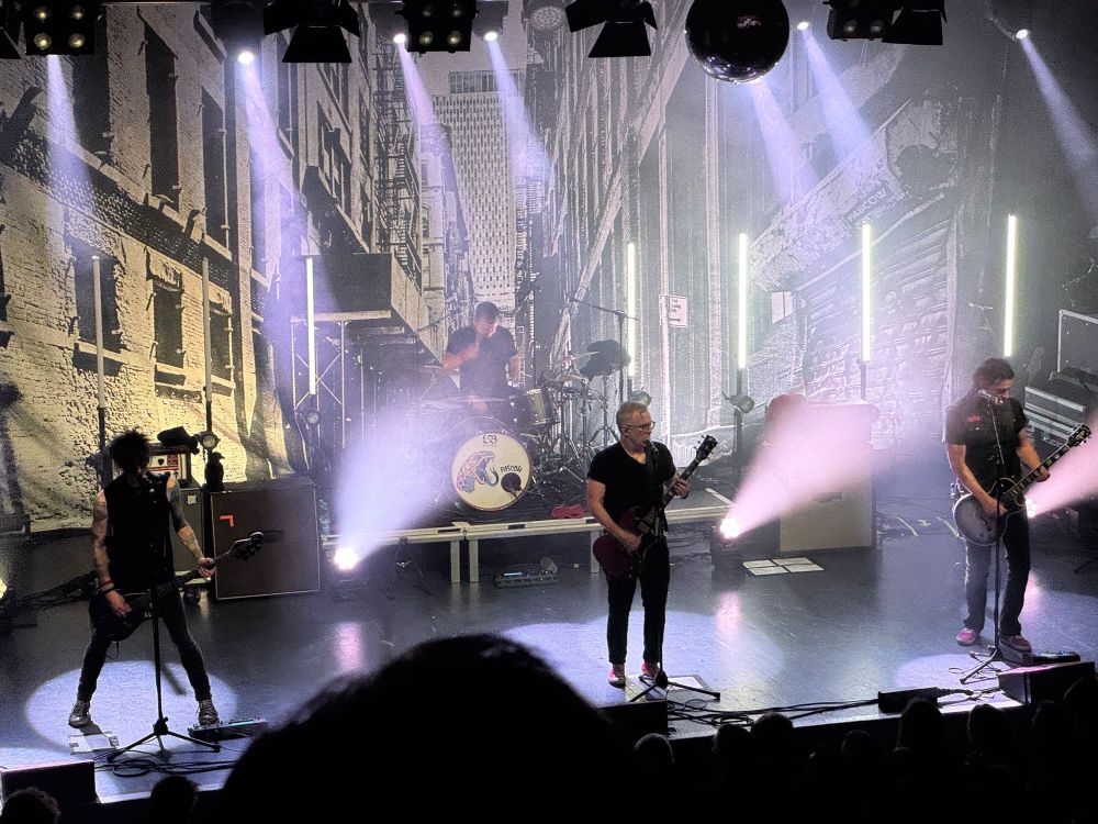 Die Punkband Pascow im grellen Scheinwerferlicht auf der Bühne im Kammgarn in Kaiserlautern. 