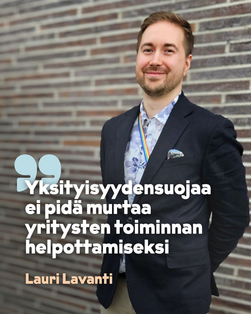 Kuva Lauri Lavannista seisomassa tiiliseinän edustalla. Päällä tumma bleiseri, valkoinen kauluspaita jossa on sinisiä kukkia ja beiget chinot sekä kaulassaan sateenkaarinauha. Edessä on teksti "Yksityisyydensuojaa ei pidä murtaa yritysten toiminnan helpottamiseksi", jonka alla lukee "Lauri Lavanti".