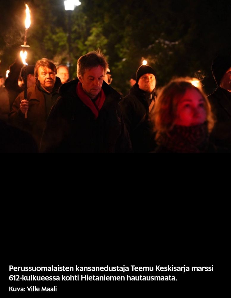 Teemu Keskisarja kävelemässä 612-kulkueessa Sinimustan liikkeen pj:n Tuukka Kurun vieressä. Kuvatekstinä "Perussuomalaisten kansanedustaja Teemu Keskisarja marssi 612-kulkueessa kohti Hietaniemen hautausmaata. Kuva: Ville Maali" 