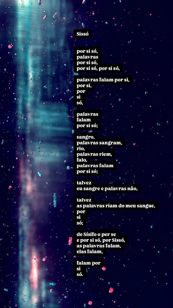 Imagem de fundo com tons azulados e partículas brilhantes dispersas. Sobreposta à imagem, há o poema Sissó. O texto aparece em blocos pretos com letras brancas.