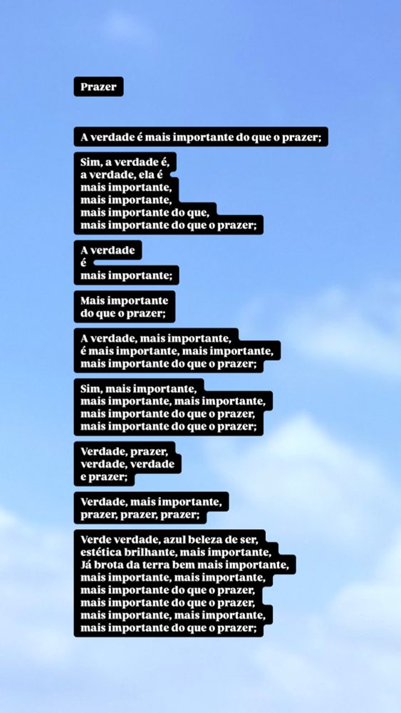 Texto do poema Prazer em letras brancas num box de fundo preto. Atrás, um fundo de céu azul com nuvens brancas.