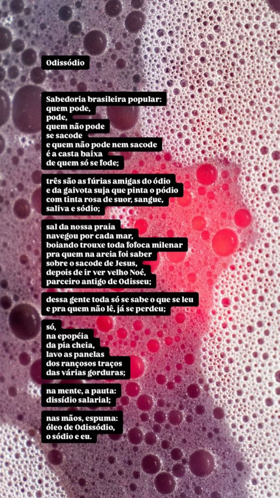 Imagem de fundo com espuma e bolhas em tons de rosa, vermelho e preto. Sobreposta à imagem, há o poema intitulado Odissódio, por Rodrigo Goldacker. O texto aparece em blocos pretos com letras brancas.