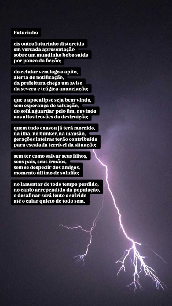 Imagem de fundo de céu escuro com relâmpagos brilhantes no canto inferior direito. Sobreposto à imagem, há o poema Futurinho. O texto aparece em blocos pretos com letras brancas.