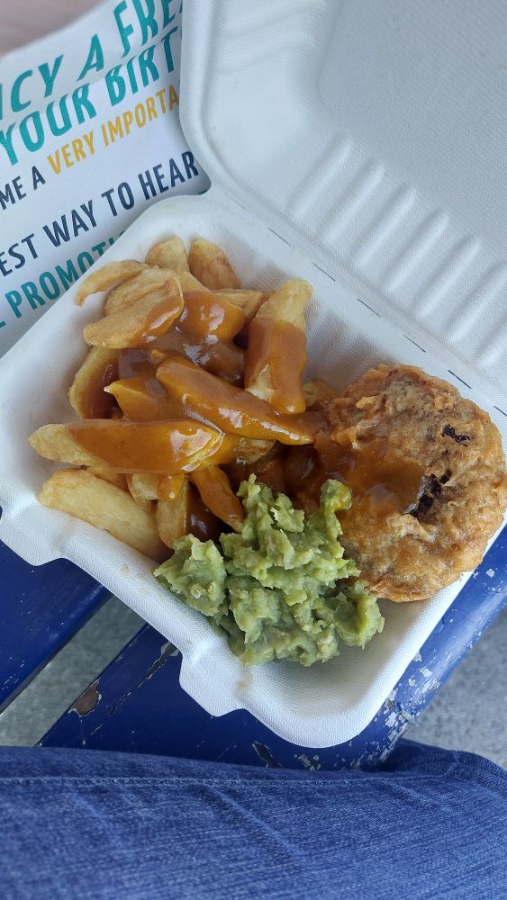 Vegan fishcake & chips with mushy peas & curry sauce