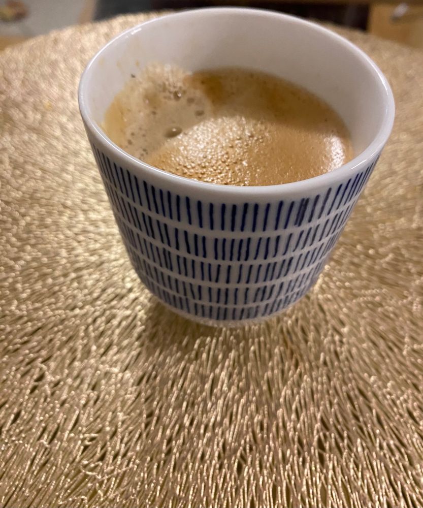 Très jolie tasse Ikea contenant l’essence même de la vie, savoir… du café !