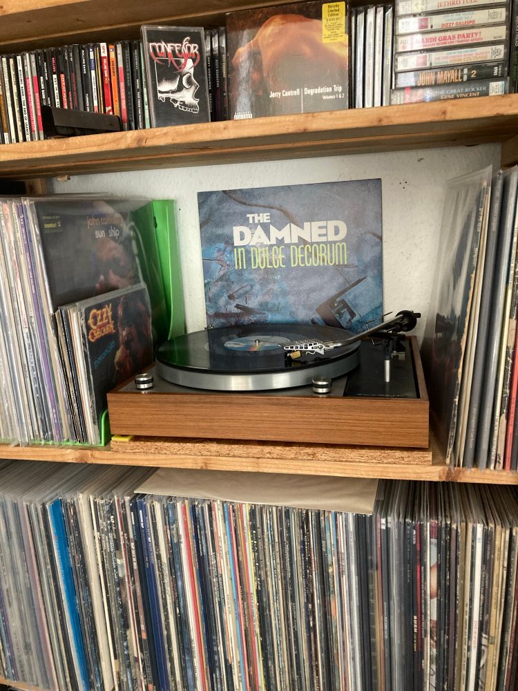 The Damned – In Dulce Decorum 12“ maxi-single playing on the record player.