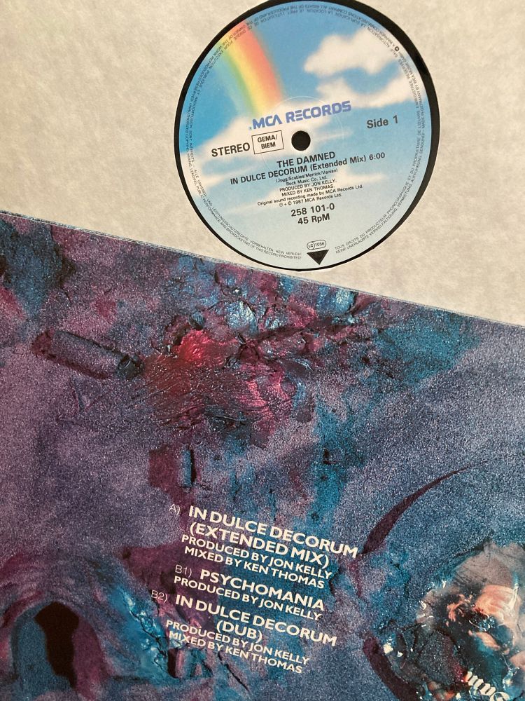 Detail of sleeve back and vinyl label side A of The Damned – In Dulce Decorum 12“ maxi-single.