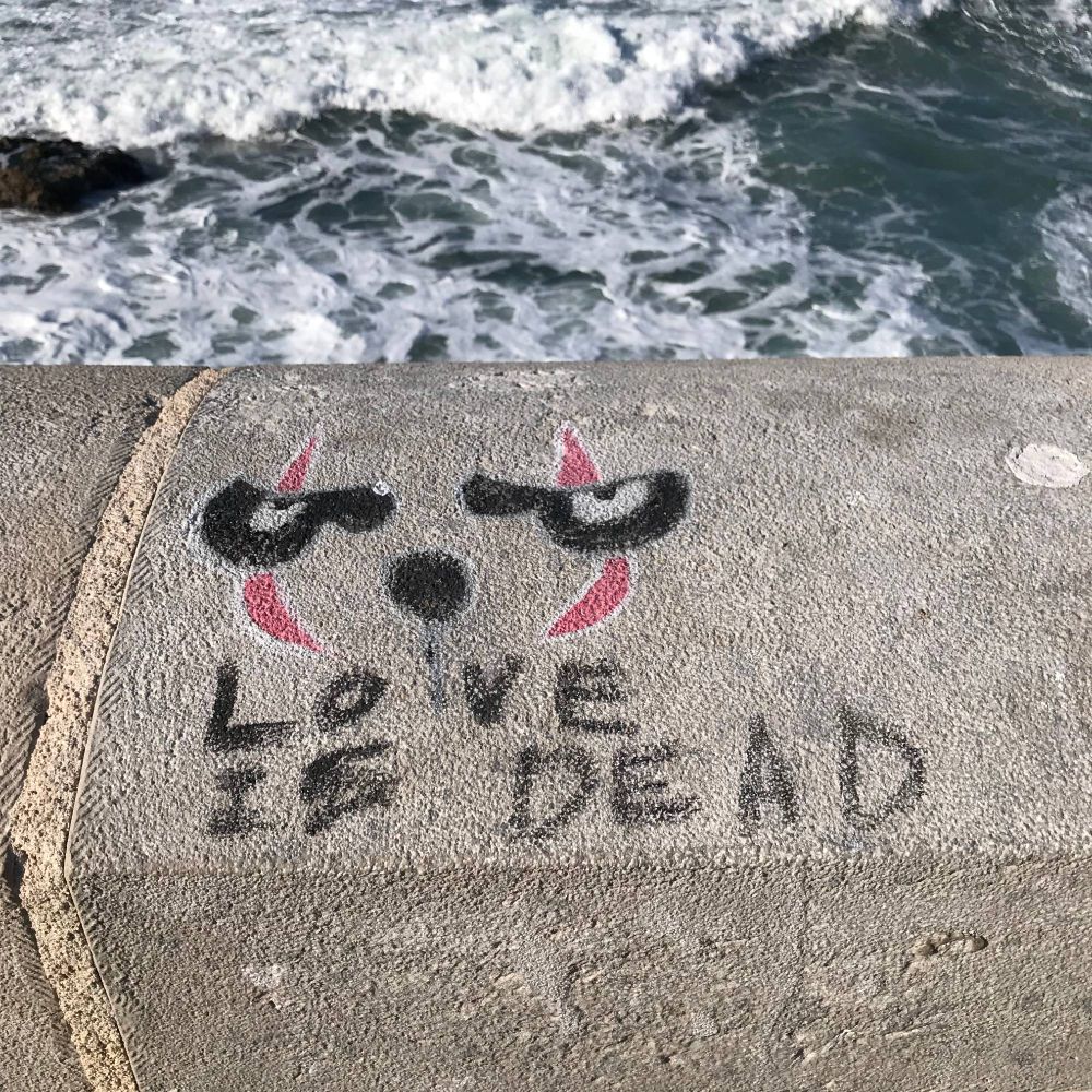 Graffiti "Love is dead"