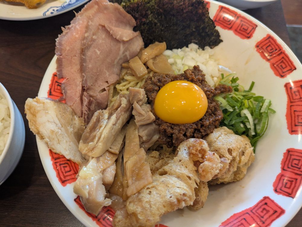 バーミヤン 南行徳駅前店
　冷やしまぜそば＋鶏の照り煮＋ローストビーフ＋豚天(3個)＋自家製焼豚
#青空ごはん部
#真夏の肉祭り