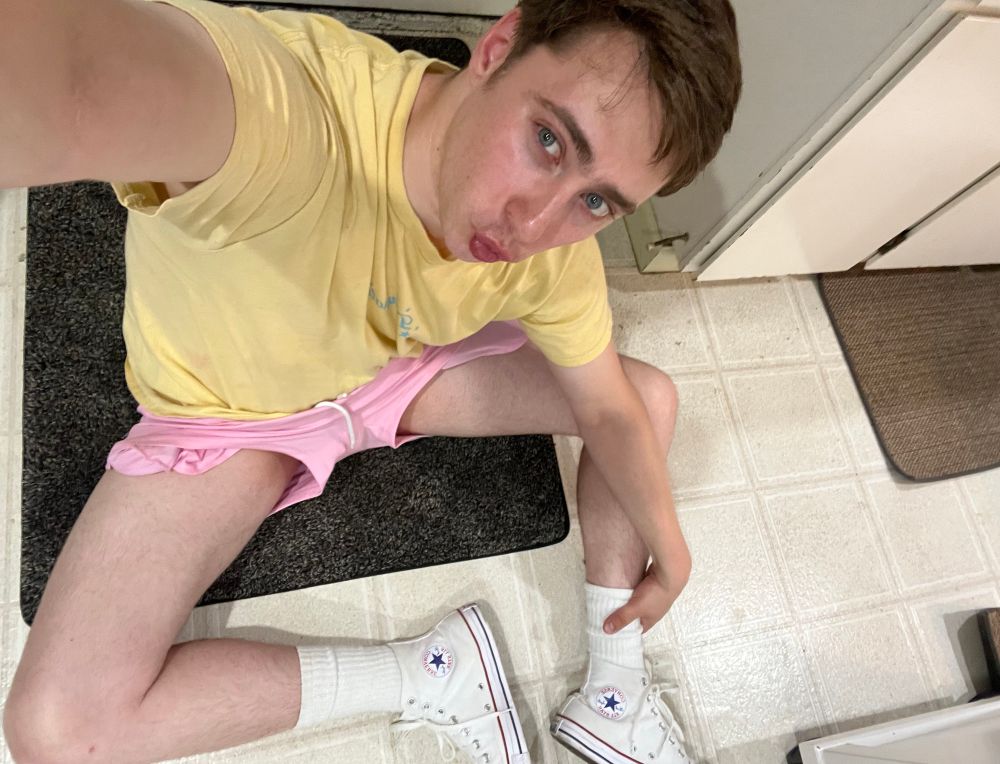 Will wearing a butter yellow shirt and pink shorts with white socks and white converse shoes 