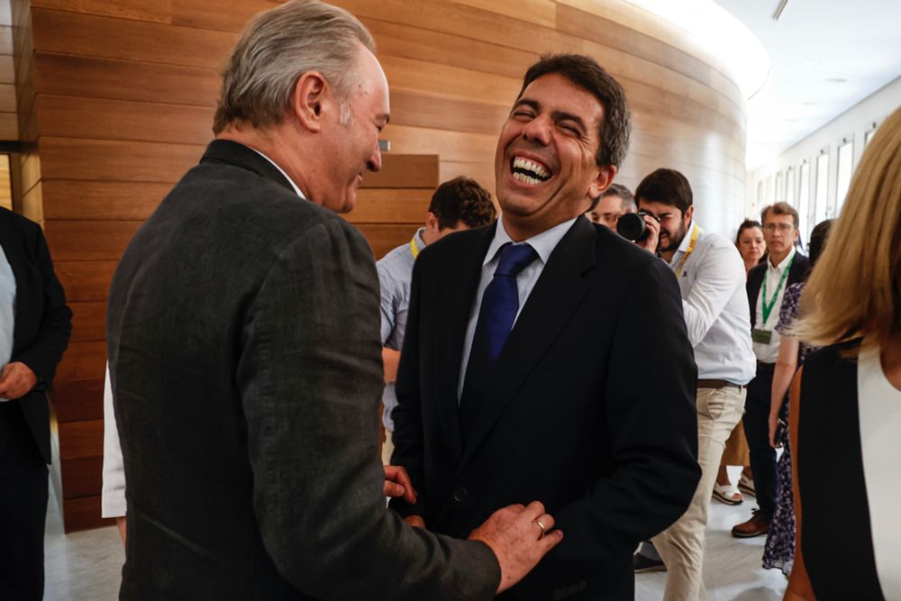 Mazón riéndose con Alberto Fabra en los pasillos de les Corts Valencianes.