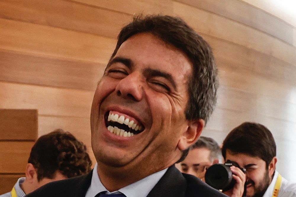 Foto recortada de la cara de Mazón riéndose.