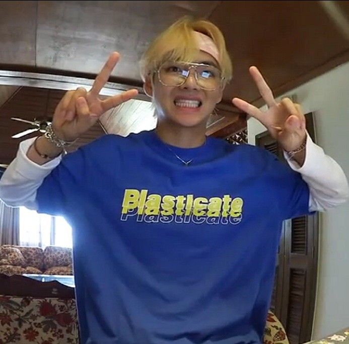 Kim Taehyung making V/peace signs and a boxy smile, from 2020 FESTA Airplane part 2 Summer ver