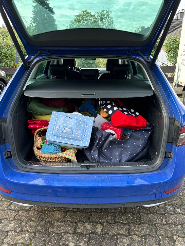 Ein Kofferraum gegüllt mit gepunkteten Taschen und allem meinem Schullram…