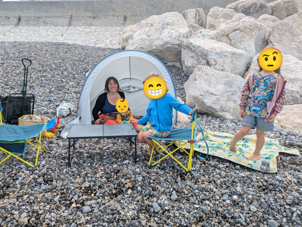 L'installation de plage de nos vacances

Une tente anti UV, une petite table, deux sièges de plage, un tapis, un chariot, une famille contente sur une plage de galets 