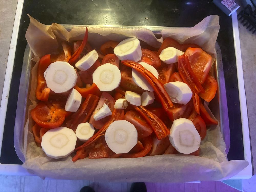 Punaista paprikaa, tomaattia, mietoa punaista chiliä ja palsternakkaa höystettynä ripauksella valkosipulisormisuolaa menossa uuniin paahdettavaksi. Lopuksi päälle tulee vielä loraus öljyä (puuttuu kuvasta).