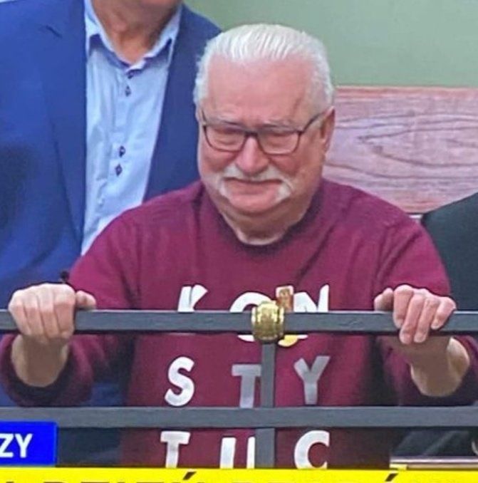 Lech Walesa sitzt im Zuschauerraum des polnischen Parlaments. Er trägt ein Shirt mit der Aufschrift Konstytuc (= Verfassung)