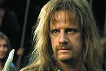 Christophe Lambert en Vercingétorix, avec une dégaine de paysan du Larzac qui fume des spliffs en démontant des mcdos 