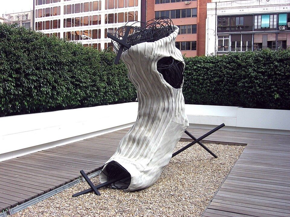 Mitjó. Escultura d'Antoni Tàpies. S'hi podrien fer molts litres de cafè si no estigués foradat, perquè la cosa fa 2,75 m d'alçada.